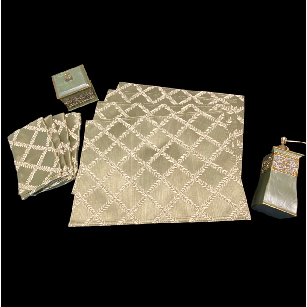 Placemats, napkins, trinket box, and soap/lotion dispenser 🌿